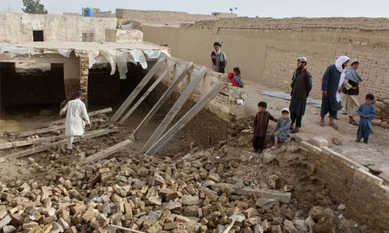پنجاب اور خیبرپختونخوا میں تیز ہواؤں اور طوفانی بارش کے باعث مختلف حادثات میں 5 افراد جاں بحق اور 45 زخمی ہو گئے جبکہ بجلی کا نظام شدید متاثر ہوا ہے۔