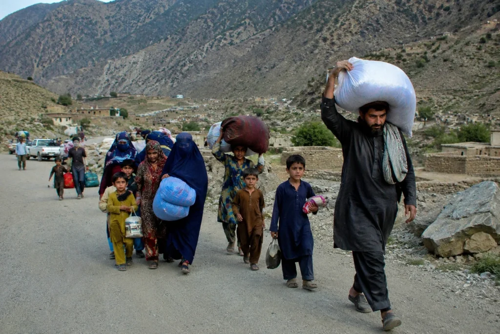 وانا میں فتنہ الخوارج نے توجی خیل قبیلے کی 4 گاڑیوں پر قبضہ کر کے متعدد خاندانوں کو زبردستی بے دخل کر دیا، جس سے مقامی آبادی میں شدید خوف و ہراس پھیل گیا ہے۔
