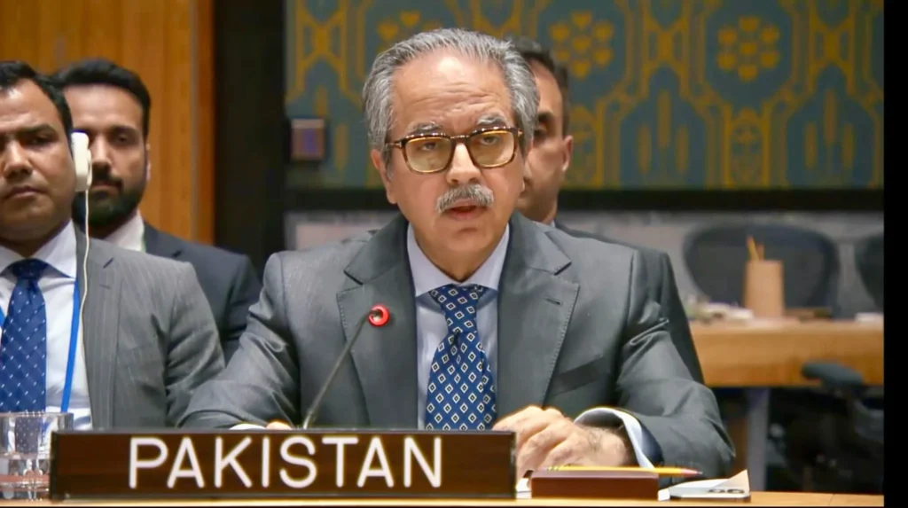اقوام متحدہ میں پاکستان کے مستقل مندوب سفیر عاصم افتخار احمد نے سلامتی کونسل کے ہنگامی اجلاس میں لبنان کی صورتحال پر گہری تشویش کا اظہار کرتے ہوئے فوری جنگ بندی اور اسرائیلی افواج کے مکمل انخلا کا مطالبہ کیا ہے۔