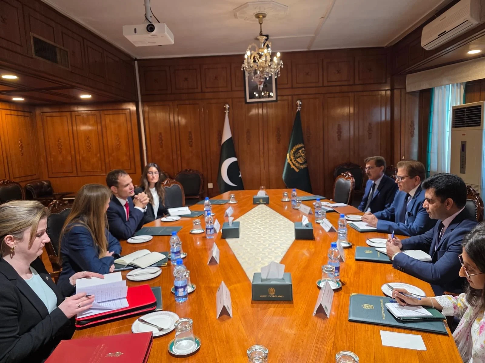 برطانوی وزیر ہیمش فالکنر نے پاکستان اور افغانستان کے درمیان مذاکرات کی بحالی پر زور دیتے ہوئے انسدادِ دہشت گردی کے لیے برطانوی تعاون کی پیشکش کی ہے۔