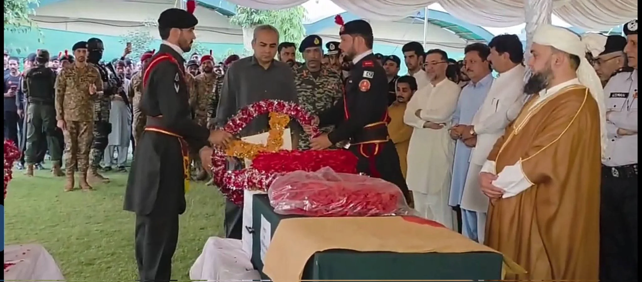 پشاور کے علاقے حسن خیل میں خوارج دہشت گردوں کے خلاف بہادری سے لڑتے ہوئے فیڈرل کانسٹیبلری کے 6 اہلکار شہید ہو گئے، جن کی نمازِ جنازہ میں وزیر داخلہ محسن نقوی سمیت اعلیٰ عسکری و سول حکام نے شرکت کی۔