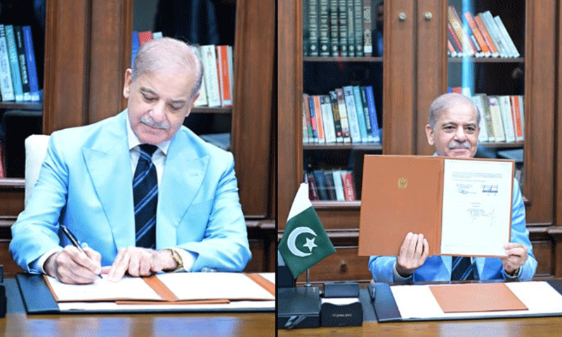 شہباز شریف دستخط کرتے ہوئے