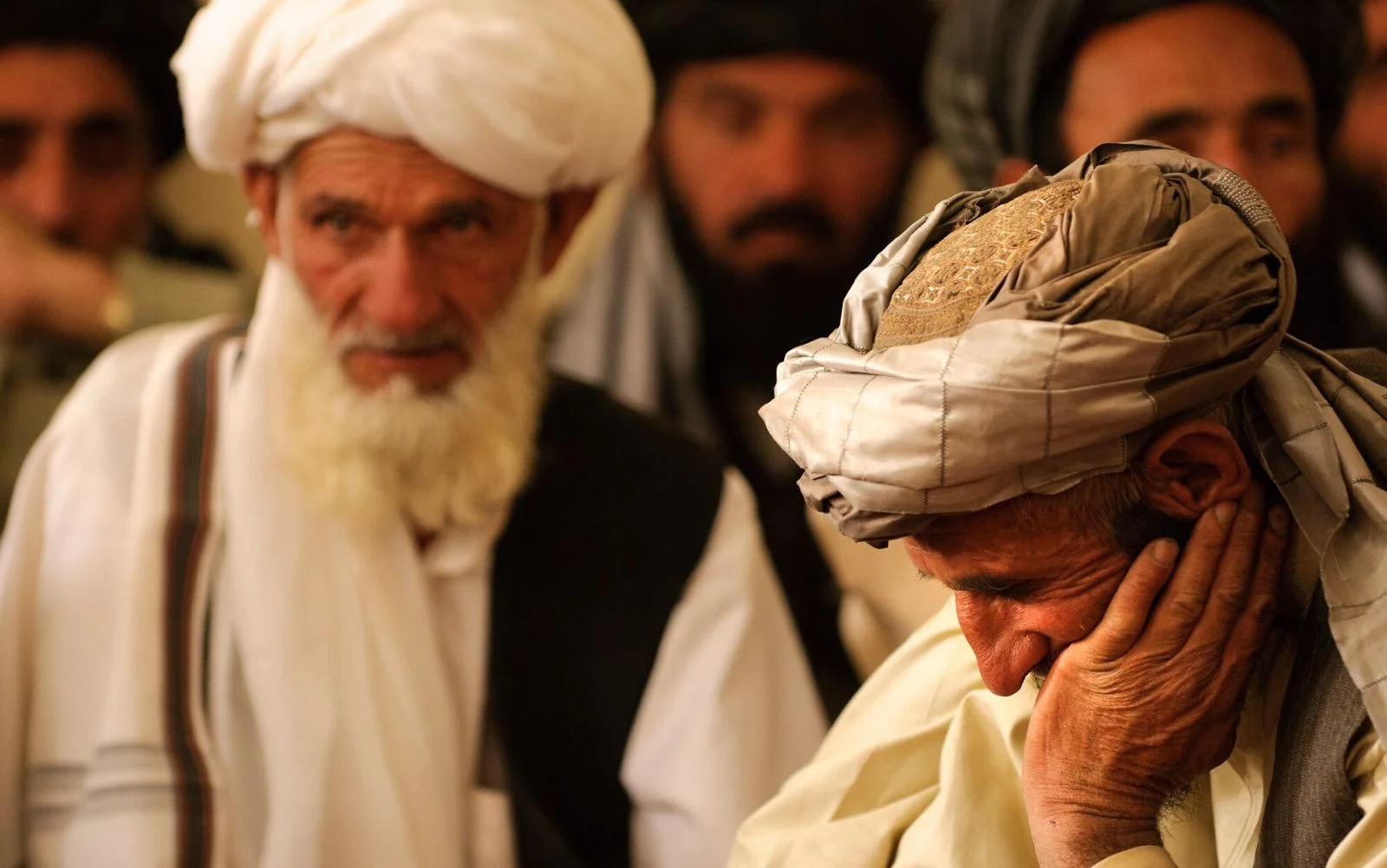 افغانستان کے صوبہ غور میں طالبان گورنر کی دعوت پر مذاکرات کے لیے جانے والے 70 قبائلی عمائدین پراسرار طور پر لاپتا ہو گئے ہیں۔