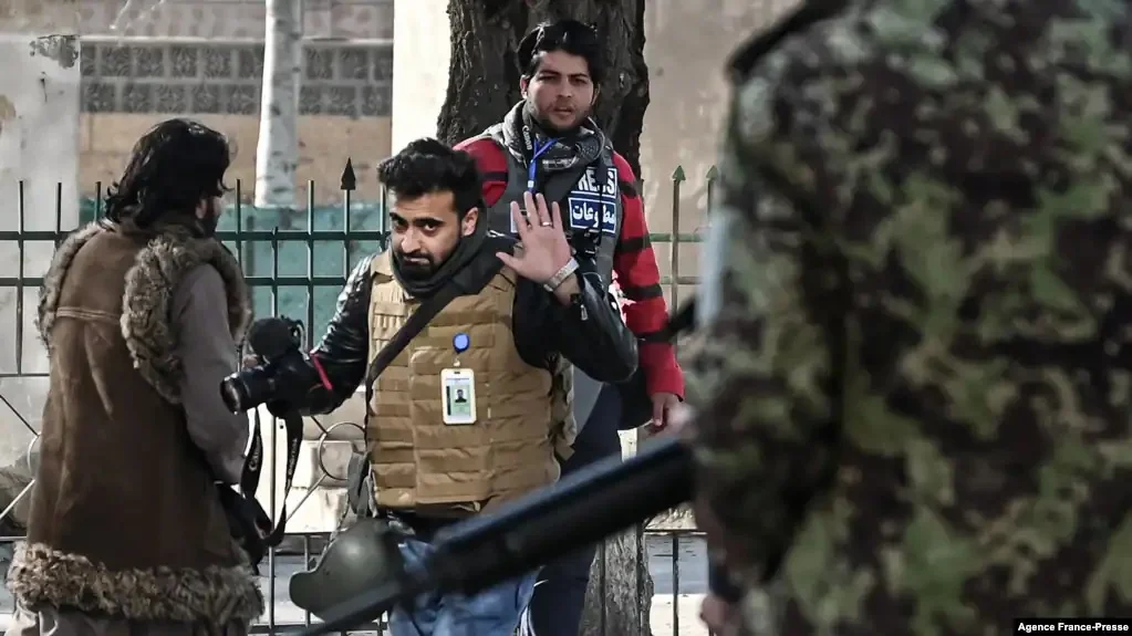آر ایس ایف کے مطابق طالبان حکومت کی پابندیوں اور دباؤ کے باعث 677 افغان صحافی جلاوطن ہو چکے ہیں جبکہ کئی صحافی اب بھی حراست میں ہیں۔
