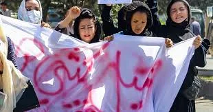 افغانستان کے صوبہ ہرات کے علاقے جبرائیل میں خواتین کی من مانی گرفتاریوں اور لازمی حجاب پالیسی کے خلاف ہونے والے پُرامن احتجاج پر طالبان اہلکاروں نے فائرنگ کر دی، جس کے نتیجے میں بچے سمیت متعدد شہری زخمی ہو گئے۔