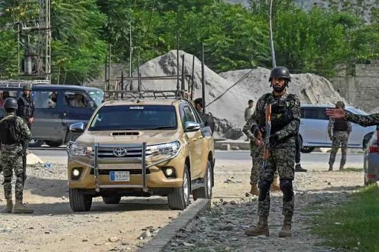اورکزئی میں پولیس نے خیبر سے داخل ہونے والے کالعدم ٹی ٹی پی کے ایک شدت پسند کو سہولت کار سمیت گرفتار کر لیا۔