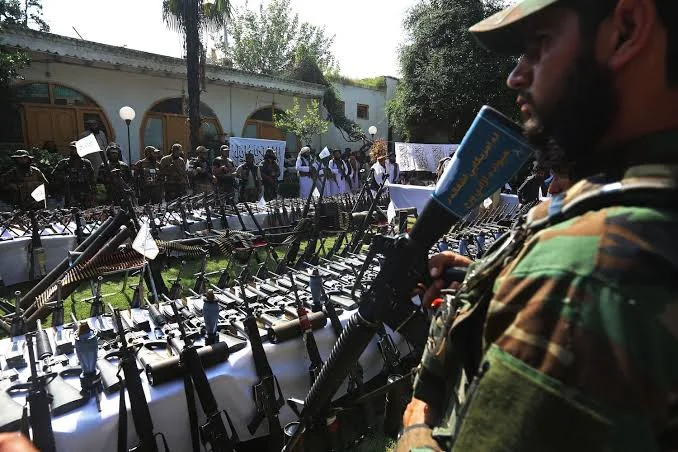 پاکستانی فضائی حملوں کے بعد طالبان کا اسلحہ مساجد اور اسکولوں میں منتقل کرنے کا انکشاف