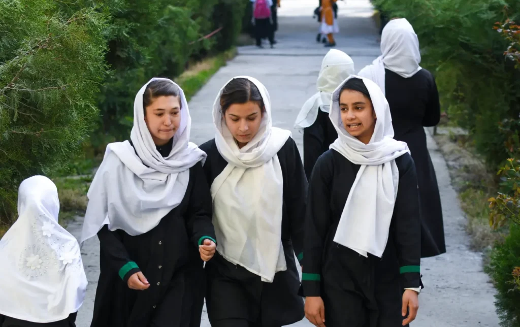 افغانستان میں لڑکیوں کی آن لائن تعلیم بھی شدید مشکلات کا شکار