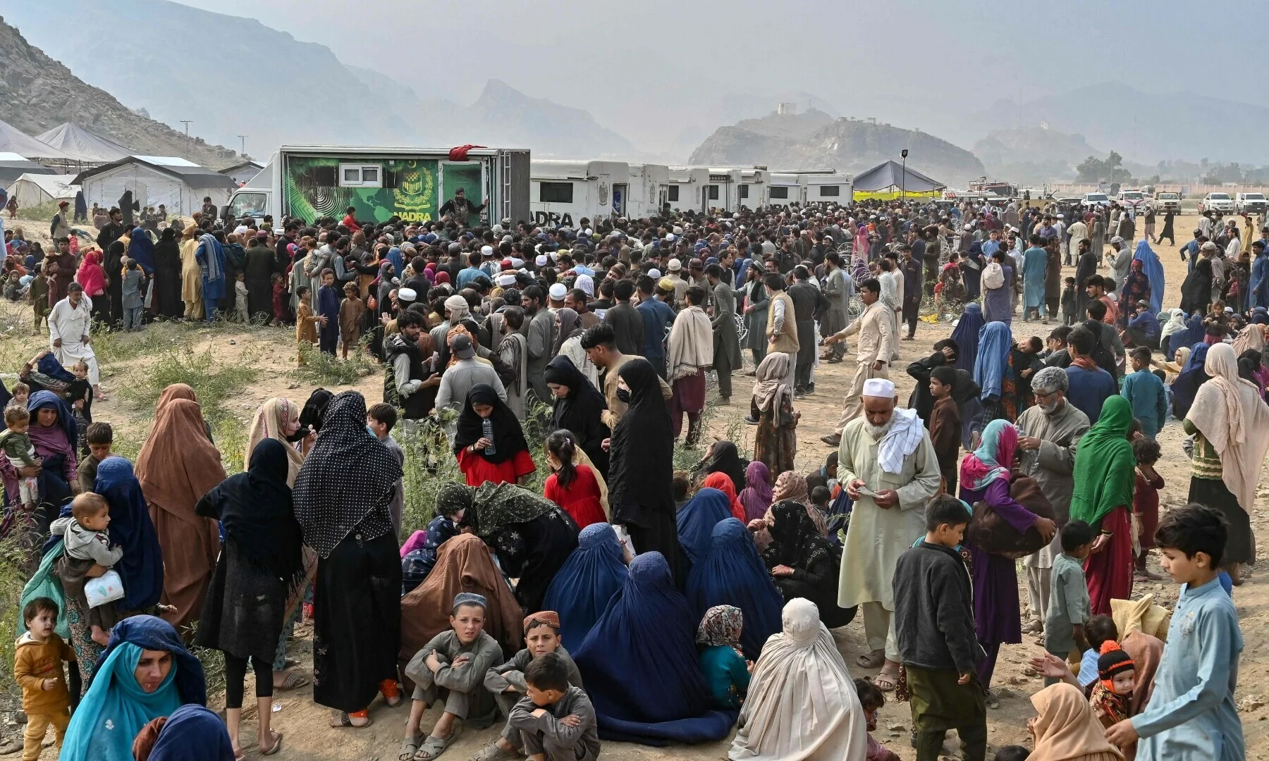 پاکستان نے مزید 49 غیر قانونی افغان باشندوں کو ڈی پورٹ کر دیا
