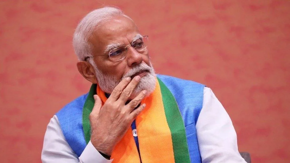 بھارتی ریاست گجرات کے ضلع کچھ میں انتظامیہ نے بغیر کسی پیشگی نوٹس کے تین مساجد اور متعدد مزارات مسمار کر دیے، جبکہ احتجاج کرنے والے پچیس مسلم نوجوانوں کو گرفتار کر لیا گیا ہے۔