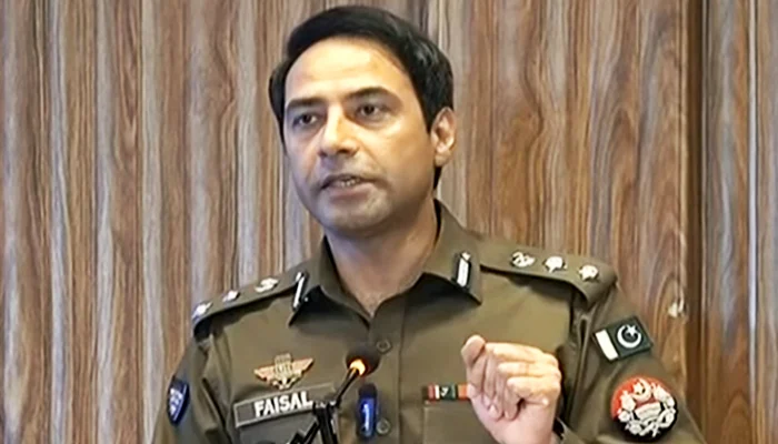 ڈی آئی جی آپریشنز لاہور فیصل کامران کی پریس کانفرنس کے دوران صحافیوں نے ناروا رویے کے خلاف احتجاج کیا، جبکہ بعد ازاں سوشل میڈیا پر احتجاجی صحافیوں پر بلیک میلنگ اور غیر قانونی دھندوں کے سنگین الزامات سامنے آئے ہیں۔