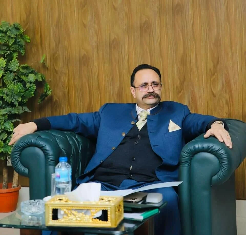 سابق وزیراعظم آزاد کشمیر سردار تنویر الیاس کے قافلے پر فائرنگ، سکیورٹی گارڈ جاں بحق