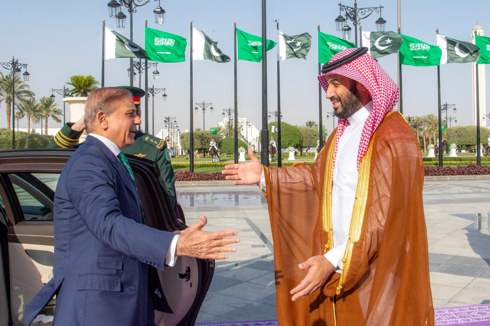 پاکستان سعودی عرب کے ساتھ کھڑا ہے، شہباز شریف کی محمد بن سلمان کو یقین دہانی