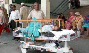 خیبر پختونخوا کا شعبۂ صحت بحران کا شکار، مریض آکسیجن کے لیے ہسپتالوں کے باہر