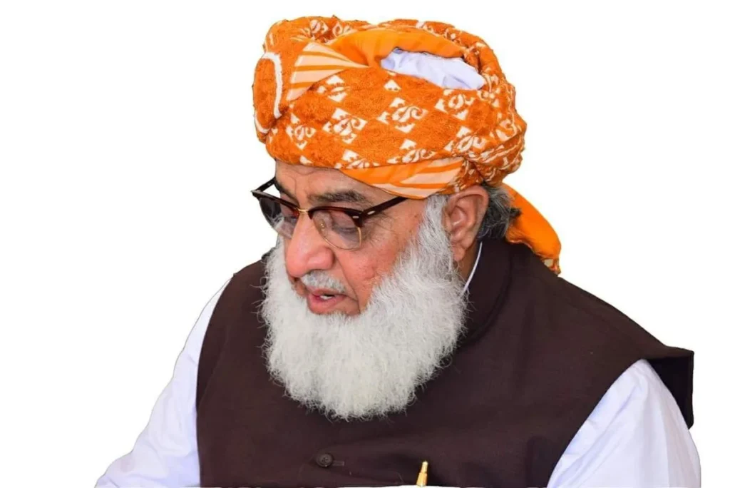 مختلف حلقوں کا الزام ہے کہ مولانا فضل الرحمن مدارس اور ان کے معصوم طلبہ کی حقیقی نمائندگی کرنے کے بجائے انہیں اپنی سیاسی طاقت کے مظاہرے کے لیے استعمال کرتے ہیں۔