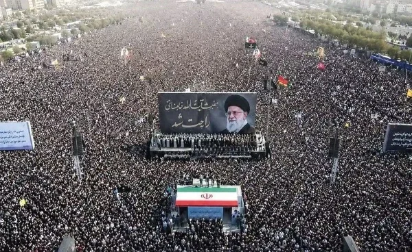 آیت اللہ علی خامنہ ای کی مشہد میں تدفین