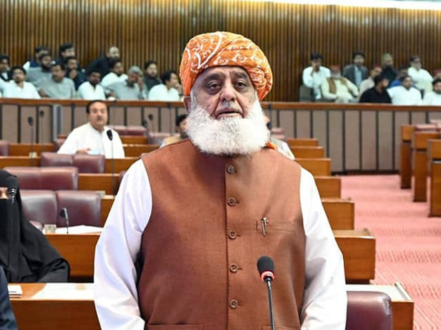 مولانا فضل الرحمان کی دہائیوں پر محیط سیاسی و دینی خدمات پر عوامی اور سیاسی حلقوں میں سوالات اٹھائے جا رہے ہیں۔ ان کے علمی کام اور سیاسی اثرا لنگار کا جائزہ۔