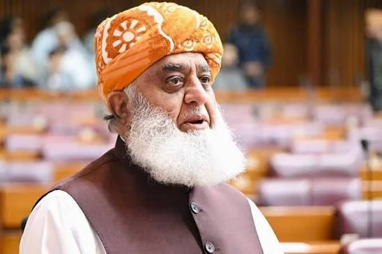عام سپاہی پر طنز، مولانا فضل الرحمٰن کے بیان پر شہید کی والدہ اور حکومت کا شدید ردعمل
