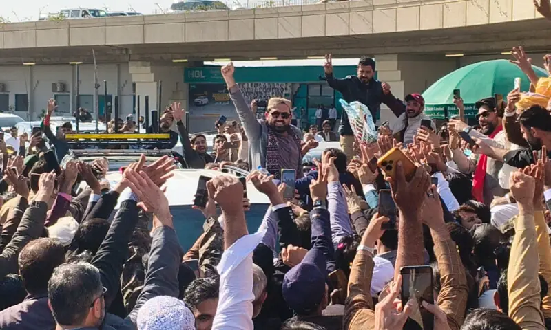 عوام دہشت گردوں کے مقابل لیکن کے پی حکومت دھرنوں میں مصروف: شہریوں کی شدید تنقید