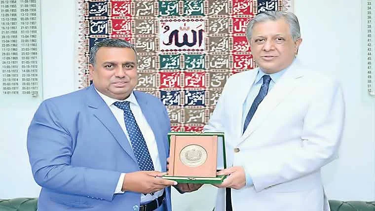 وفاقی وزیرِ قانون و انصاف سینیٹر اعظم نذیر تارڑ سے بنگلہ دیشی ہائی کمشنر محمد اقبال حسین