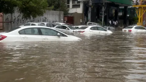 تبدیلی کے 12 سال، صوابی کی سڑکیں پھر ندی نالوں میں تبدیل