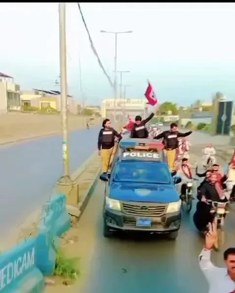 سندھ پولیس کی گاڑیوں پر کالعدم تنظیم کا پرچم: سندھ حکومت شدید تنقید کی زد میں