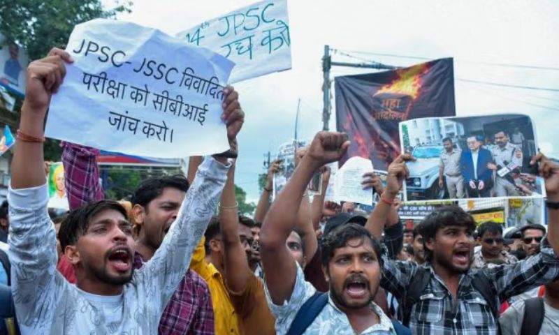 مودی حکومت کا پیپر لیک اسکینڈل پر گھیراؤ
