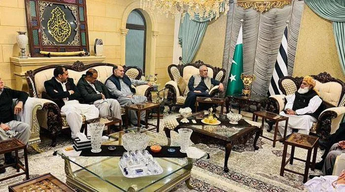 کل کے حریف آج ایک میز پر: پی ٹی آئی اور جے یو آئی (ف) کی بدلتی سیاست شدید تنقید