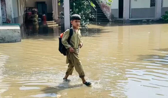 پشاور سرکاری اسکول بارش سے زیر آب