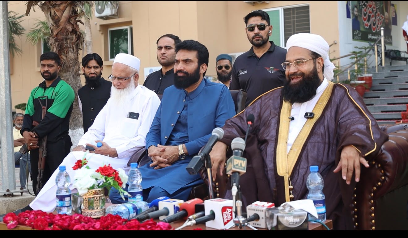 حافظ طاہر محمود اشرفی ڈسکہ میں طلبہ سے خطاب کرتے ہوئے