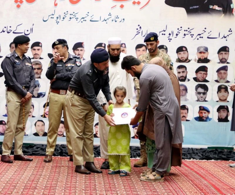 کے پی پولیس کے 54 شہدا کے خاندانوں کو پلاٹ الاٹ