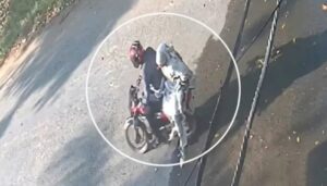 لاہور: چلتی موٹر سائیکل پر لڑکی کو ہراساں کرنے والا بائیک رائیڈر گرفتار