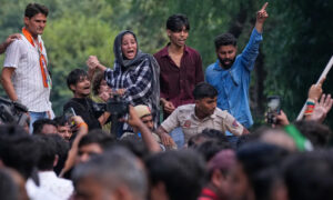 کاکروچ تحریک کے پرچم تلے نوجوان سڑکوں پر