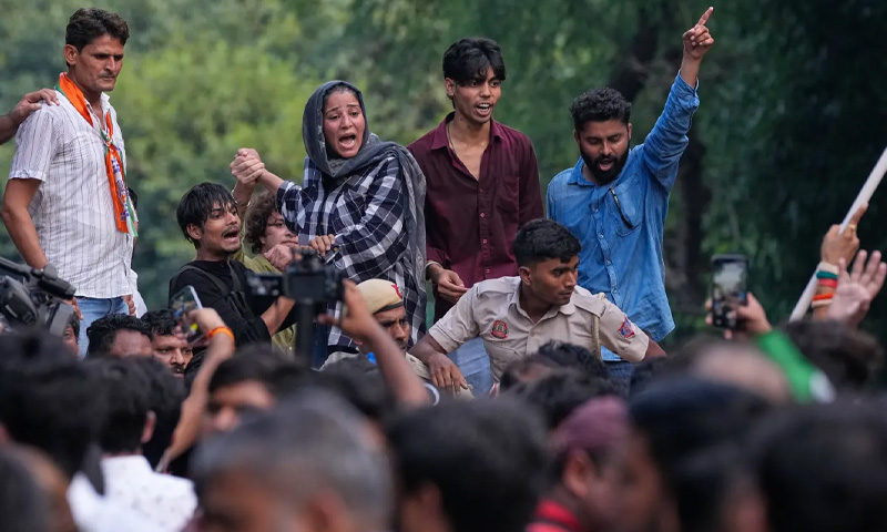 کاکروچ تحریک کے پرچم تلے نوجوان سڑکوں پر