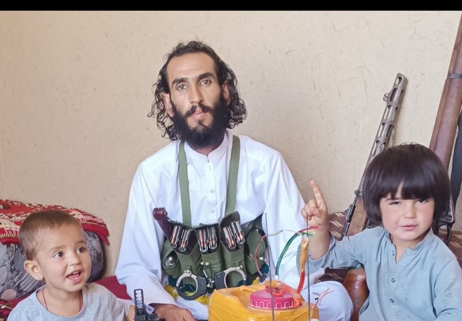 افغان دہشت گرد بارودی مواد