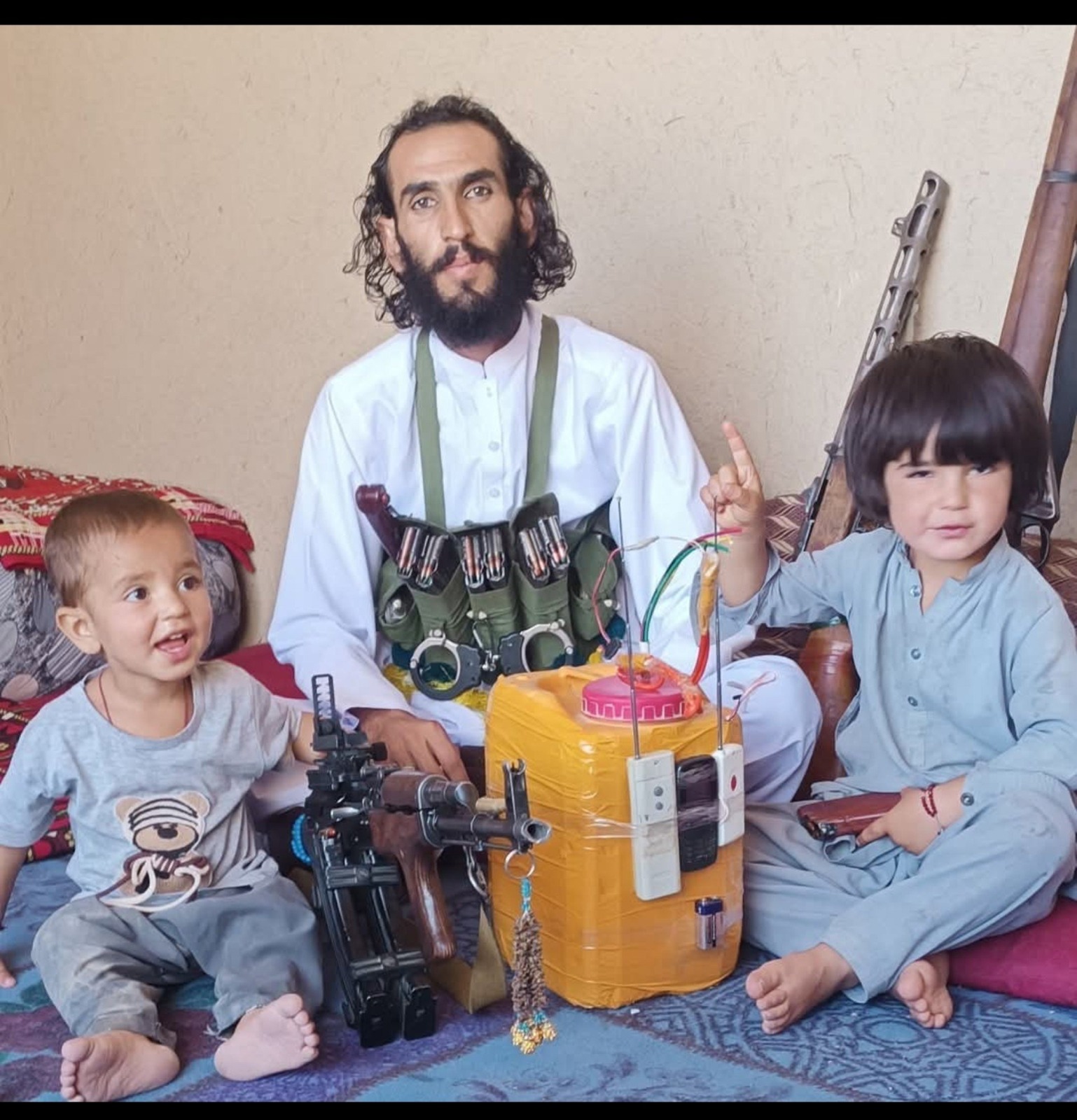 افغان دہشت گرد بارودی مواد