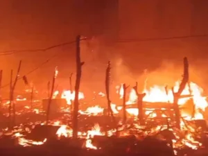 کراچی کے کامران چورنگی کے قریب فرنیچر مارکیٹ میں لگنے والی آگ