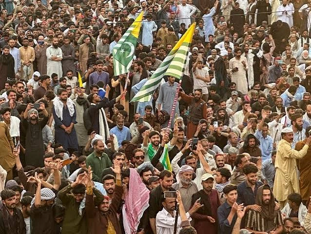 آزاد کشمیر: دھرنے کے قریب پراسرار فائرنگ، ایک نوجوان زخمی