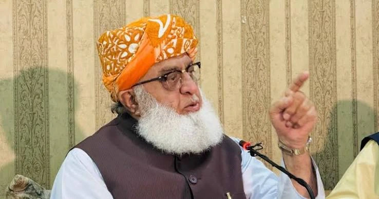 مولانا فضل الرحمٰن کے مدارس پر سنگین الزامات، شہریوں نے حساب مانگ لیا